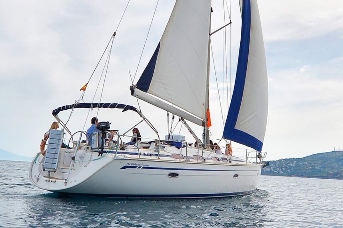 Paseo en velero por la costa de Barcelona