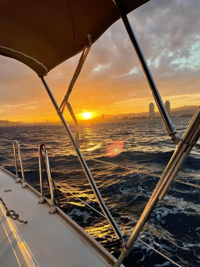 Paseo en velero al atardecer por Barcelona